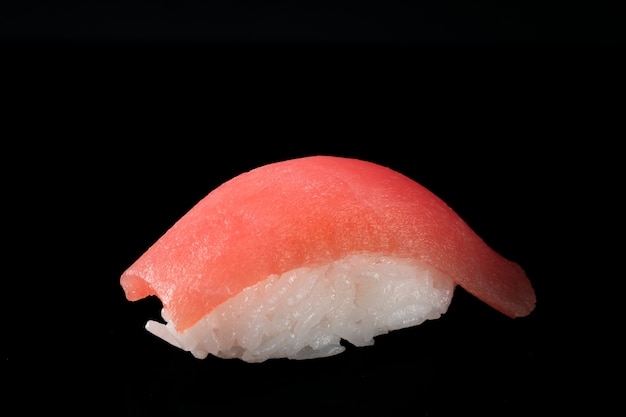 Sushi nigiri japonês fresco com vieira isolado no preto