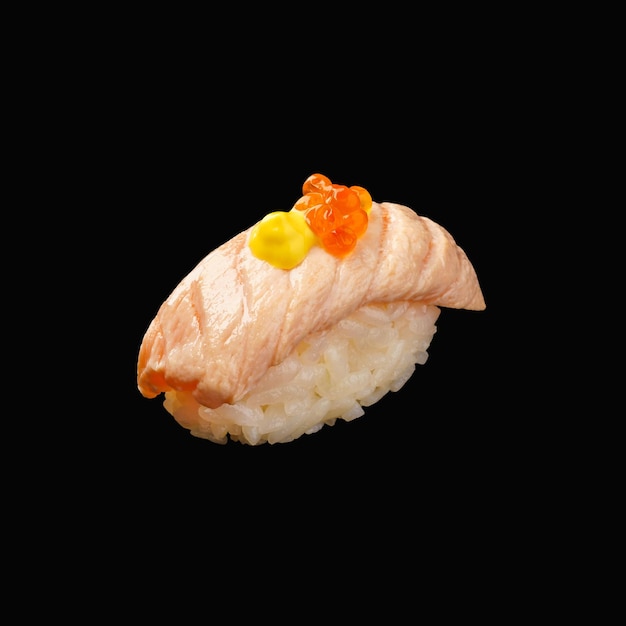 Sushi nigiri japonés con mayonesa japonesa de caviar rojo salmón frito aislado sobre fondo negro