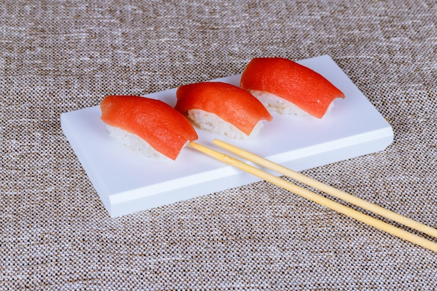 Sushi Nigiri japonês saudável com arroz e peixe