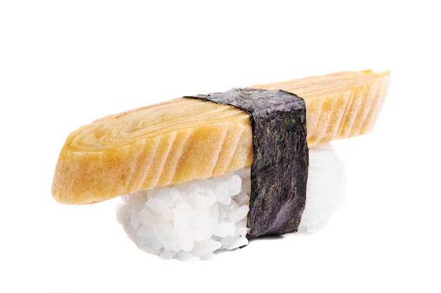 Sushi Nigiri mit Omelett auf weißem Hintergrund isoliert