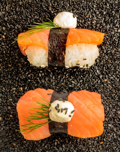 Sushi Nigiri con Salmón y Nori