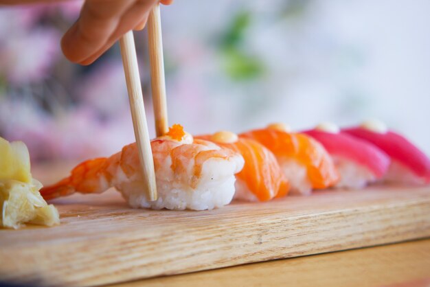 Sushi nigiri tradicional japonés con salmón en placa