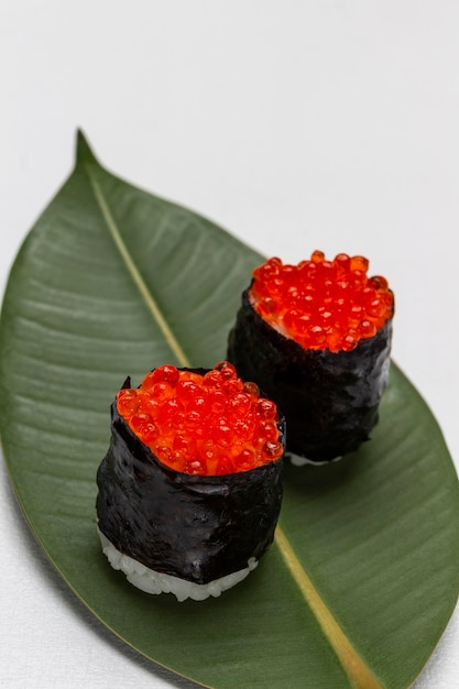 Sushi nori con caviar en hoja verde