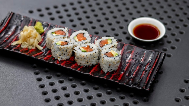 sushi con palillos con salmón rojo