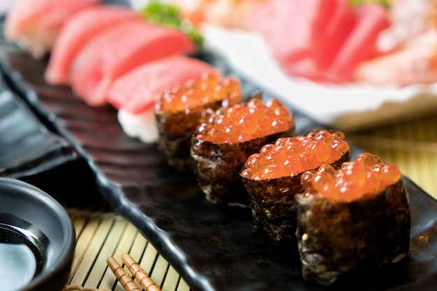 Sushi con palillos y salsa de soja.