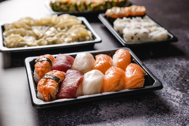 Sushi para ir conceito. Caixa para viagem com sushi
