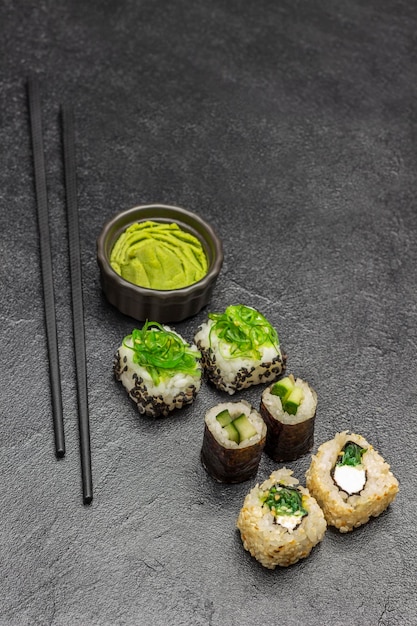 Sushi con pepino y algas verdes Palitos de comida