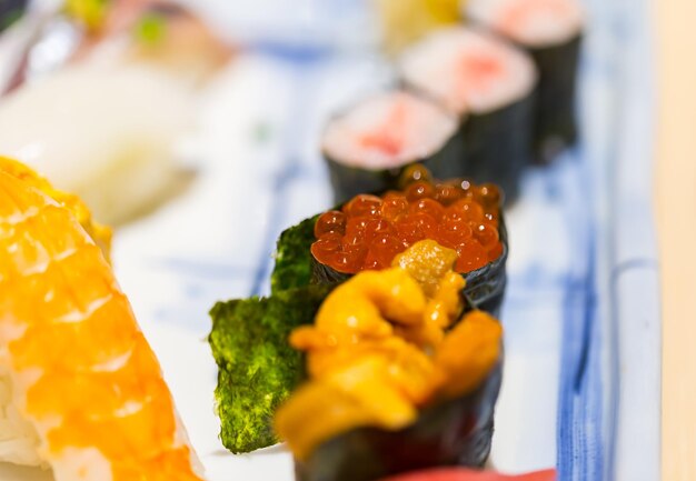 Foto sushi de pescado crudo variado listo para comer