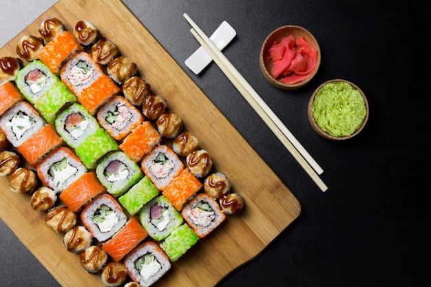 Sushi Philadelphia rollt auf einem Brett