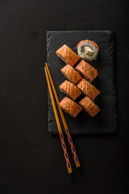 Sushi en una piedra