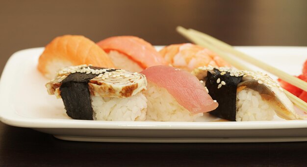 Sushi en plato blanco