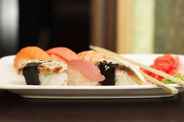 Sushi en plato blanco