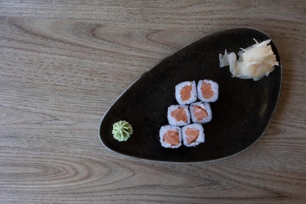 Sushi en plato de cerámica