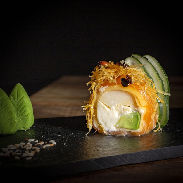 Sushi en un plato estilo de fotografía de comida oscura