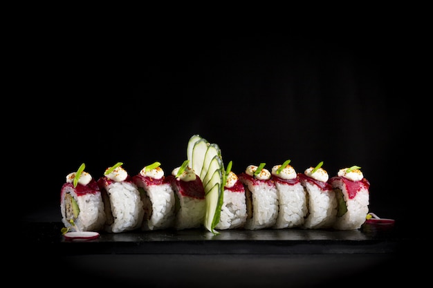 Sushi en un plato estilo de fotografía de comida oscura