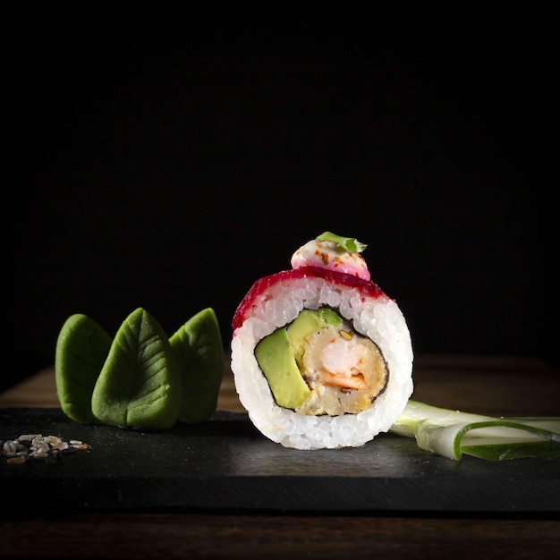 Sushi en un plato estilo de fotografía de comida oscura