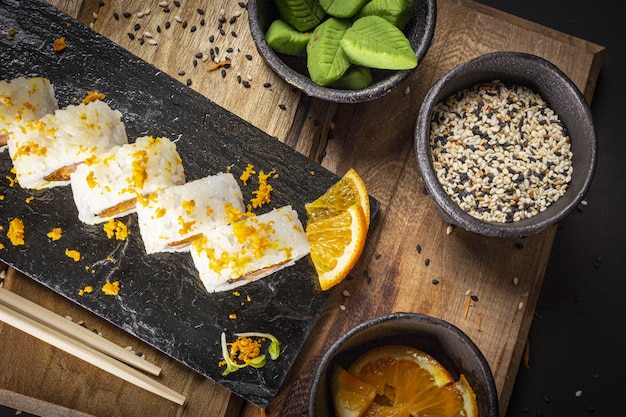 Sushi en un plato estilo de fotografía de comida oscura