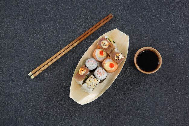 Sushi en plato en forma de barco con palillos