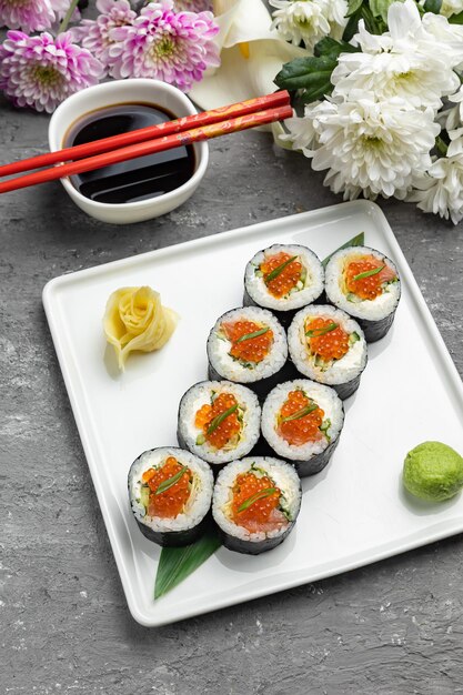 Sushi en un plato con una hoja que dice "sushi"