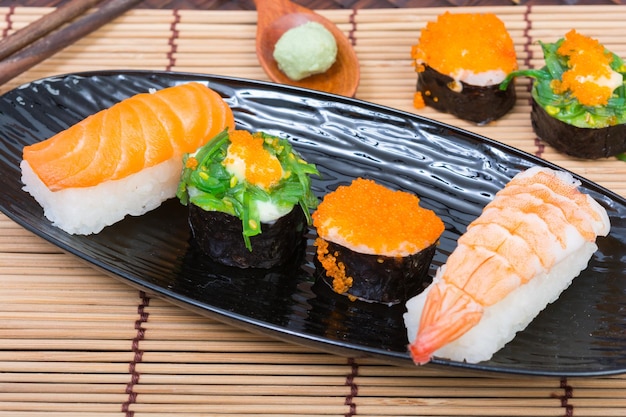 Sushi en plato negro