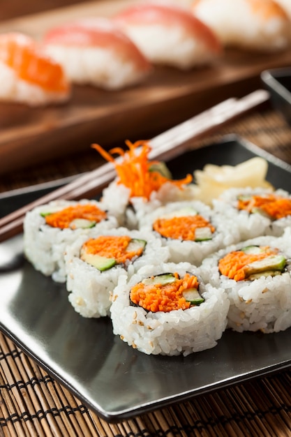 Foto sushi en un plato con zanahorias