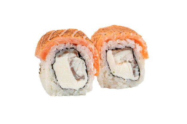 Sushi en primer plano aislado en fondo blanco Sushi roll horneado con trucha de pescado rojo