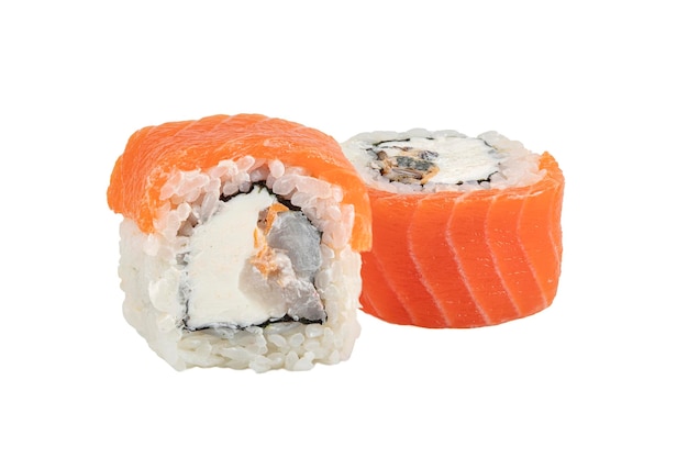 Sushi en primer plano aislado en fondo blanco Sushi roll horneado con trucha de pescado rojo