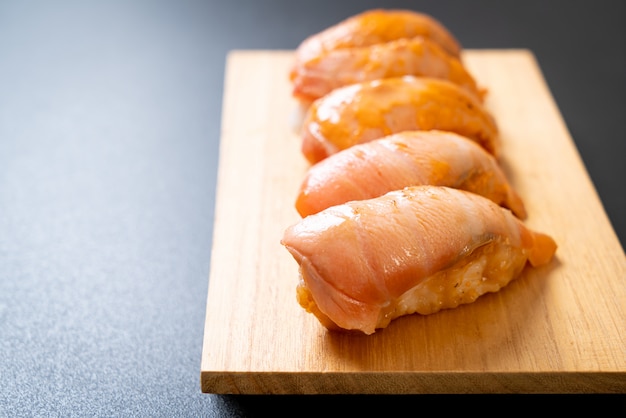 Sushi queimado de salmão