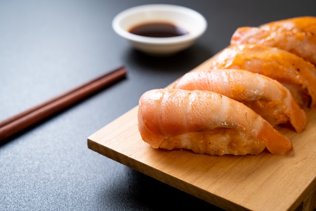 sushi queimado de salmão