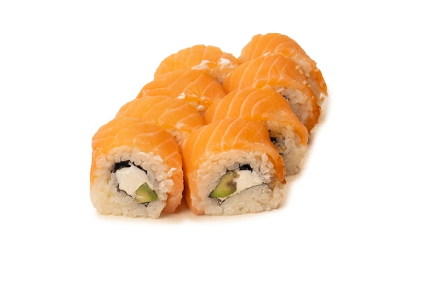 Sushi con queso crema y salmón aislado sobre fondo blanco.