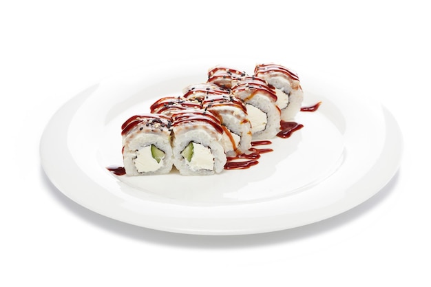 Foto sushi rola comida japonesa isolada no fundo branco