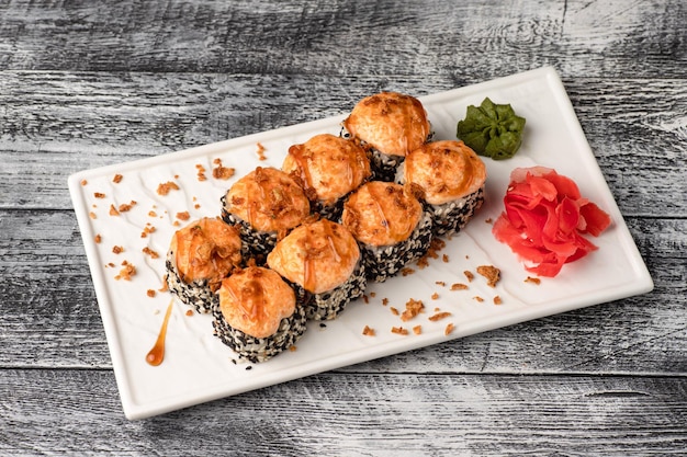 Sushi rola sushi com peixe em um fundo branco de madeira
