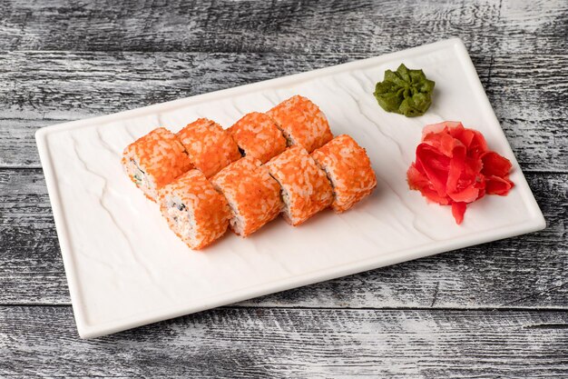 Sushi rola sushi com peixe em um fundo branco de madeira