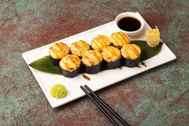 Sushi rola sushi com peixe em uma vista lateral de fundo texturizado