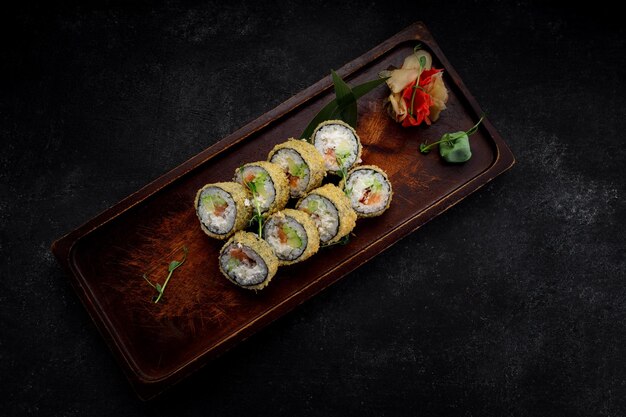 Sushi roll Banzai em uma placa de madeira