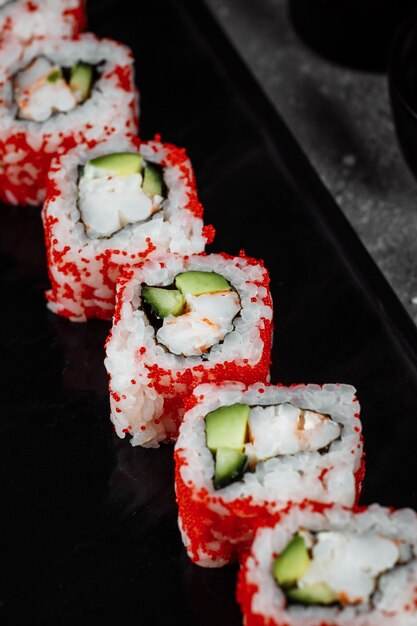 Sushi roll california con camarones, aguacate y queso. Sushi japonés tradicional.