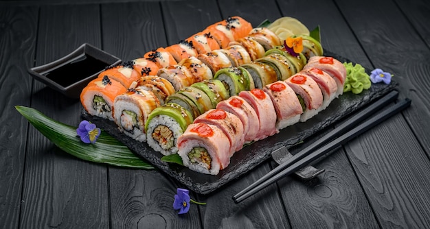 Sushi roll comida japonesa no restaurante