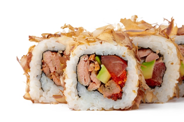 Sushi roll conjunto com raspas de atum isoladas em branco