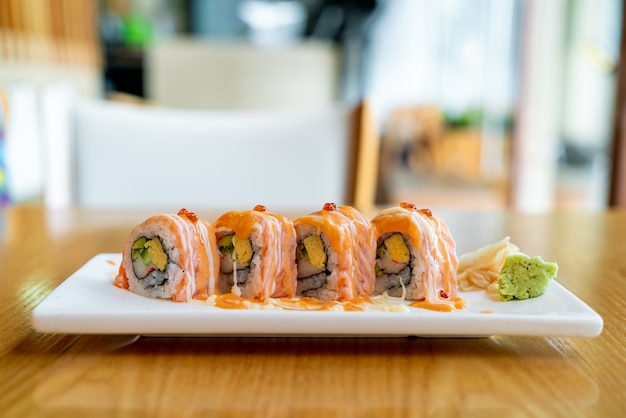 Sushi roll de salmão com molho por cima
