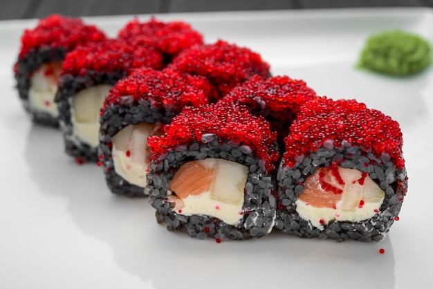 Sushi Roll de salmão fresco, abacate e cream cheese com arroz preto