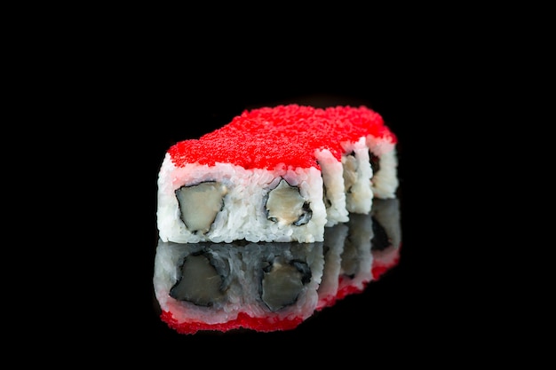 Sushi roll em um fundo preto refletindo comida japonesa close up