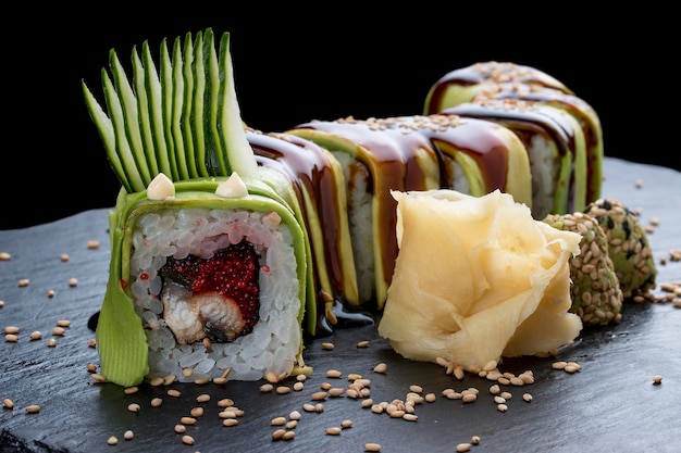 Sushi roll Green Dragon em fundo preto