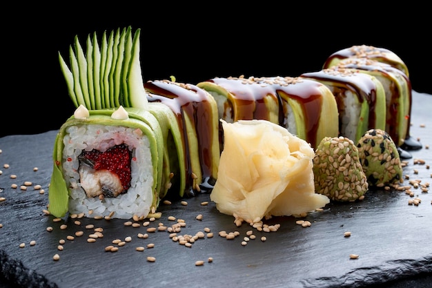 Sushi roll Green Dragon em fundo preto