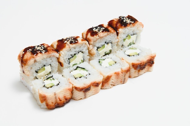 Sushi roll, isolado no branco