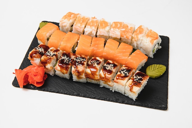 Sushi roll, isolado no branco