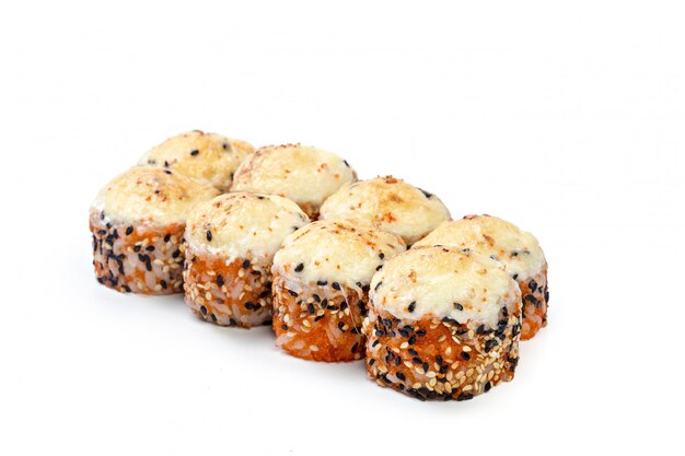 Sushi roll isolado no branco