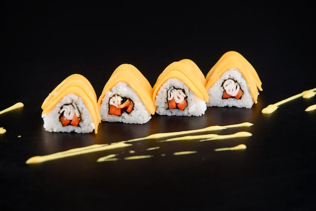 Foto sushi roll marisco. entrega de sushi del restaurante. delicioso sushi japonés fresco con aguacate, pepino, camarones y caviar