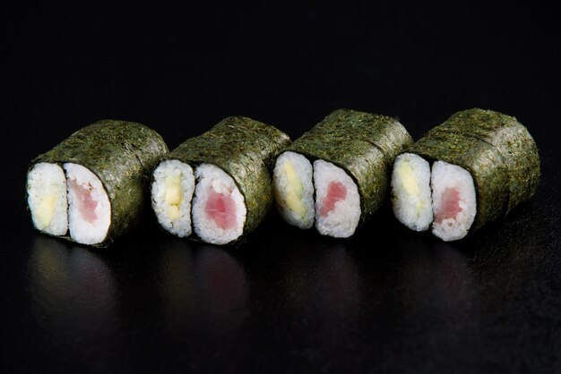 Sushi roll marisco. Entrega de sushi del restaurante. Delicioso sushi japonés fresco con aguacate, pepino, camarones y caviar