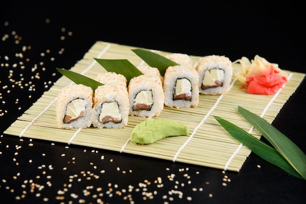 Sushi roll marisco. Entrega de sushi del restaurante. Delicioso sushi japonés fresco con aguacate, pepino, camarones y caviar