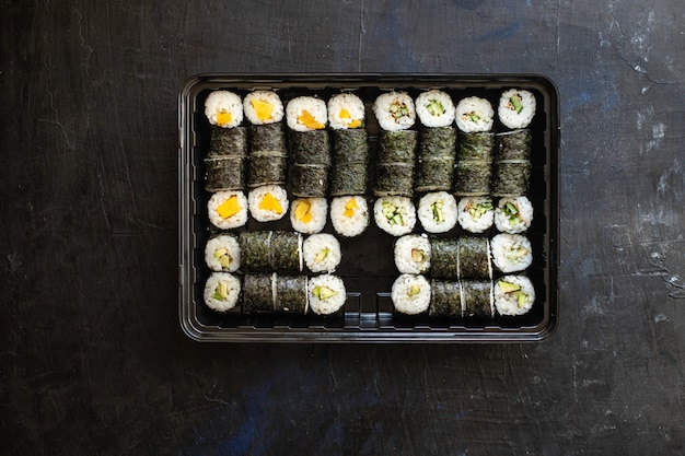 Sushi roll mariscos maki susi salmón atún arroz nori wasabi sésamo comida asiática